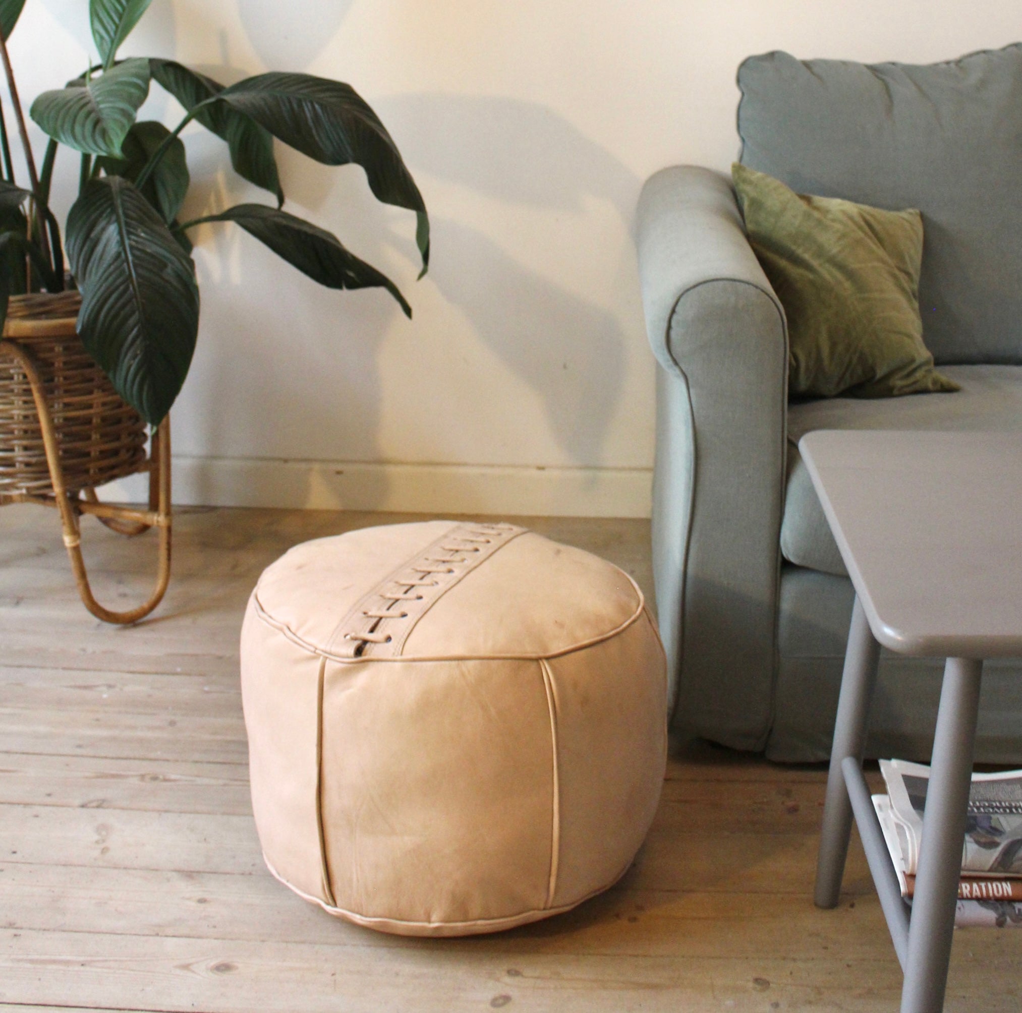 Beige puf i kvalitetslæder Ø50 cm.